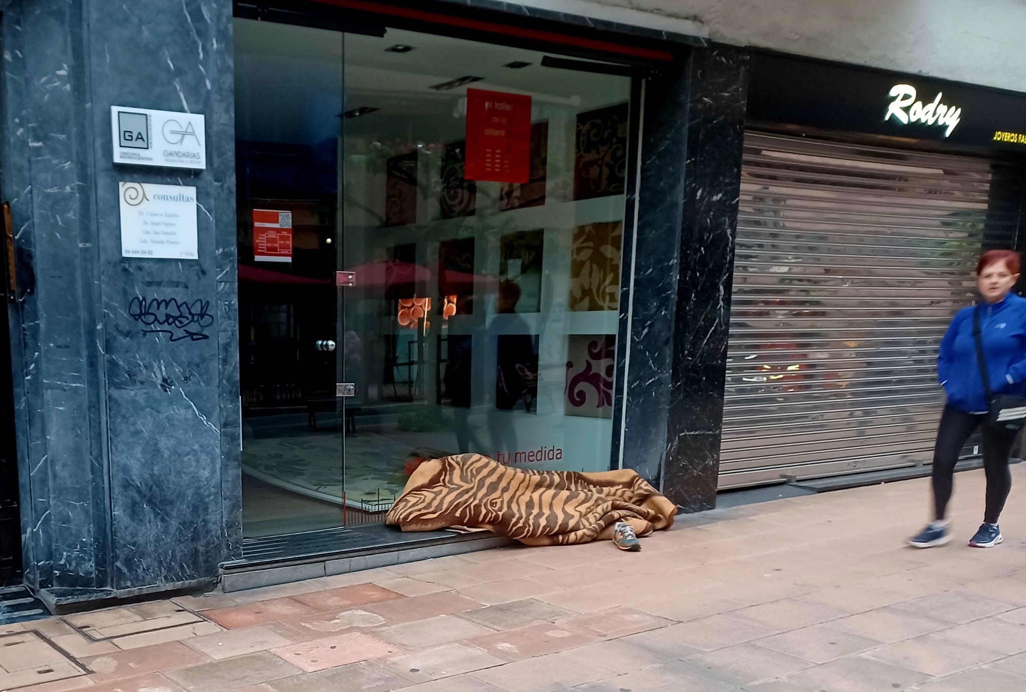 Persona sin hogar durmiendo en una calle de Bilbao. Radio Bilbao - Cadena SER
