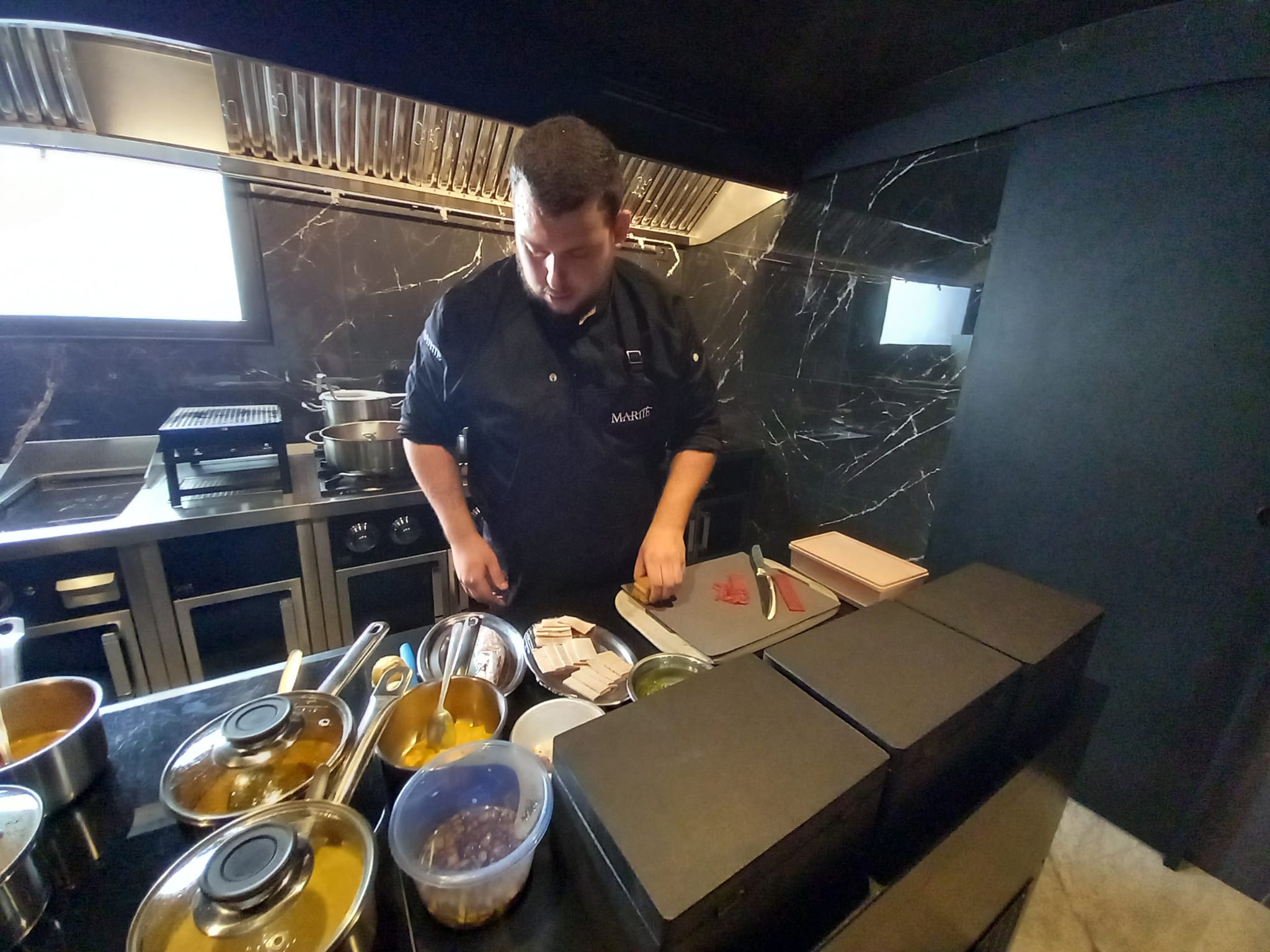 Isidro López, trabajando en la cocina de Martie