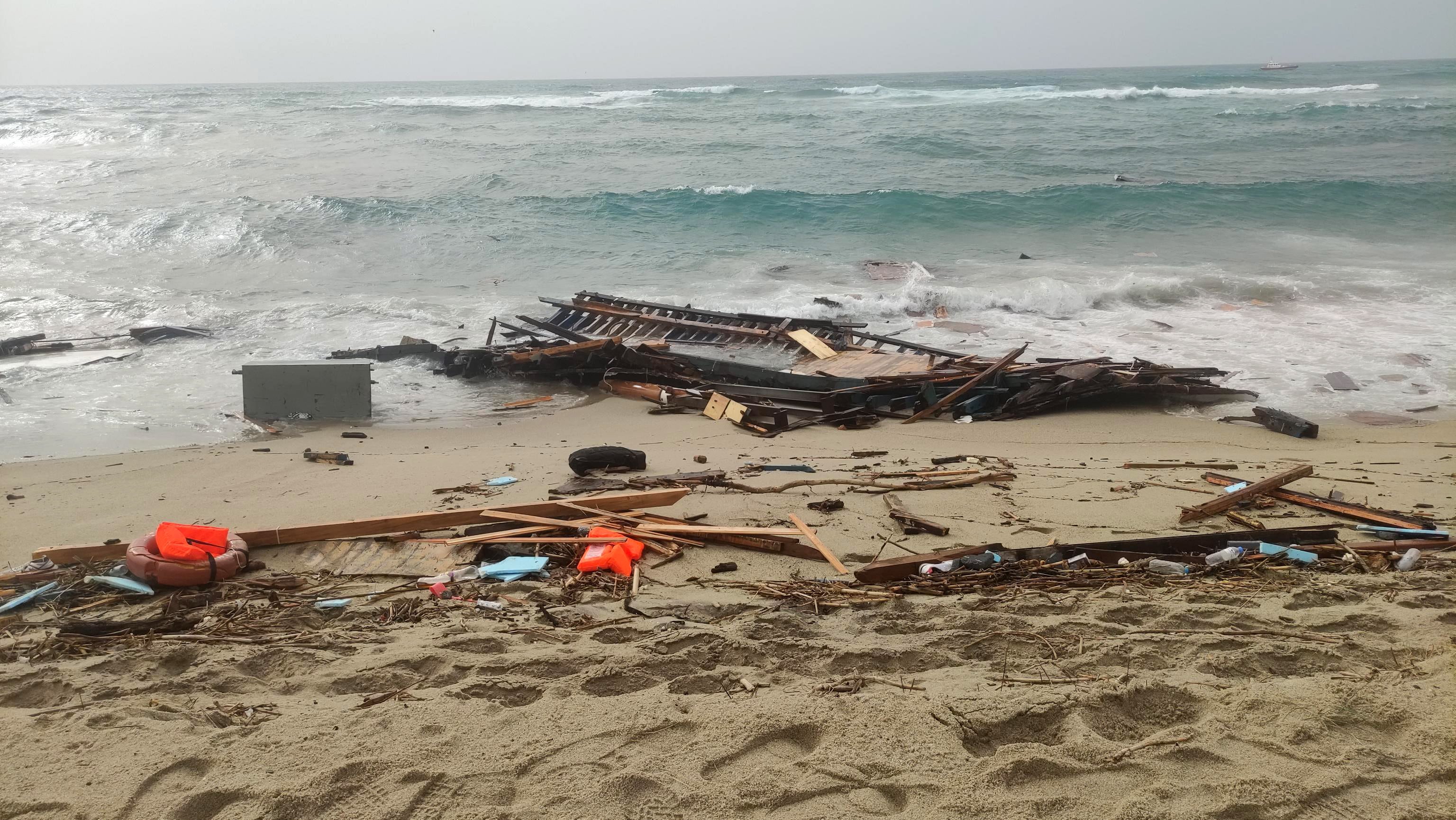 Escombros arrastrados a tierra en una playa