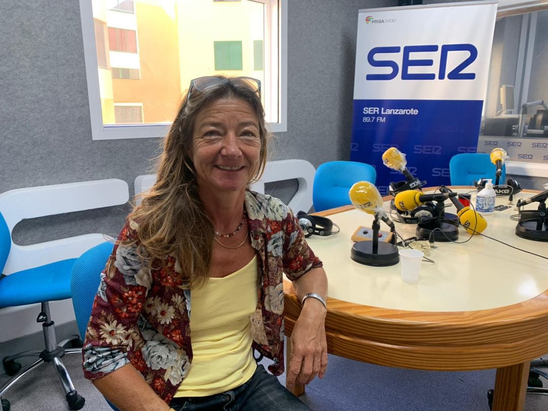 Monique Meine, presidenta de AlanEM en los estudios de SER Lanzarote.