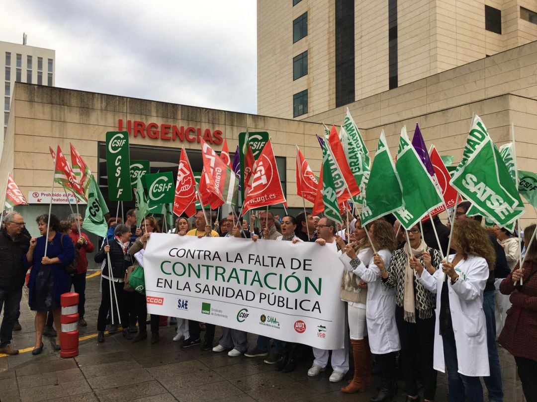 Protesta de las juntas de personal de los hospitales de Granada ante los nuevos recortes de personal