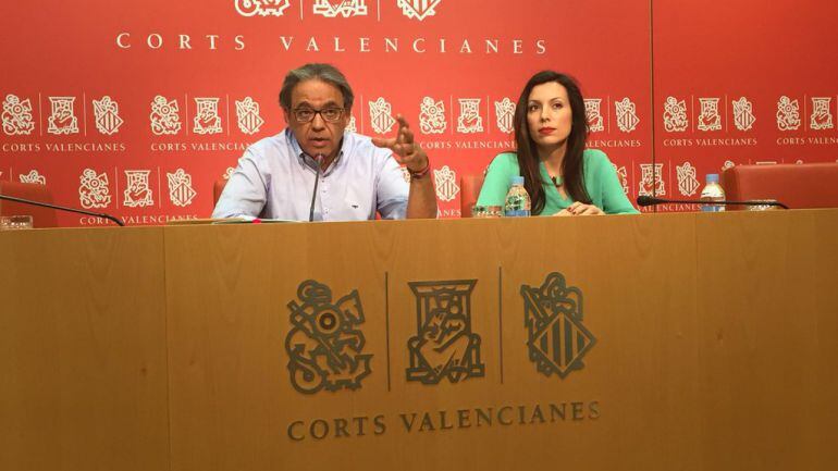 Manolo Mata, portavoz del PSPV-PSOE en las Corts Valencianes y Rosa Falastín, portavoz de Igualdad