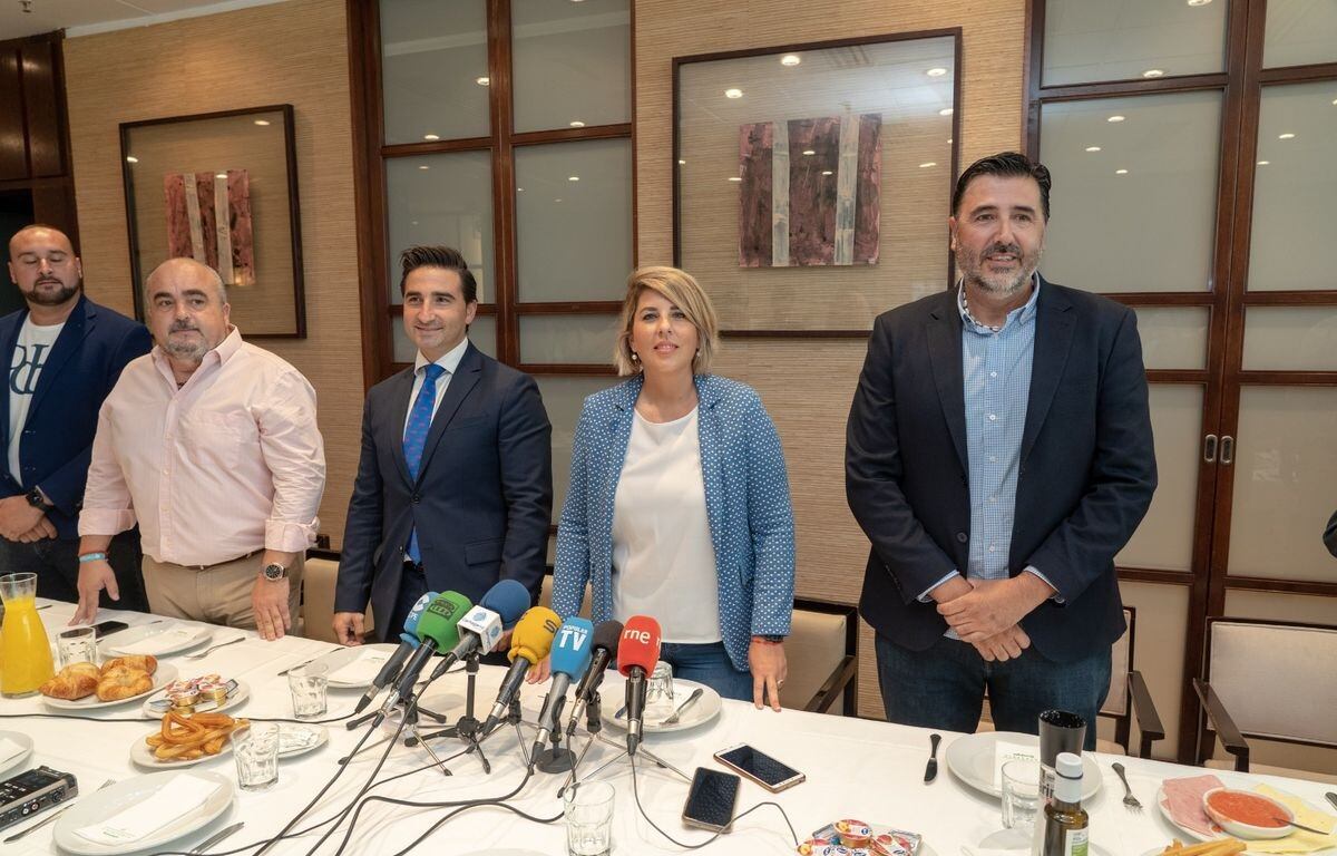 Noelia Arroyo, alcaldesa, junto al Presidente de la Federación, José Antonio Meca, el concejal de Festejos, Juan Pedro Torralba, y el director de El Corte Inglés de Cartagena, Huego Lorente