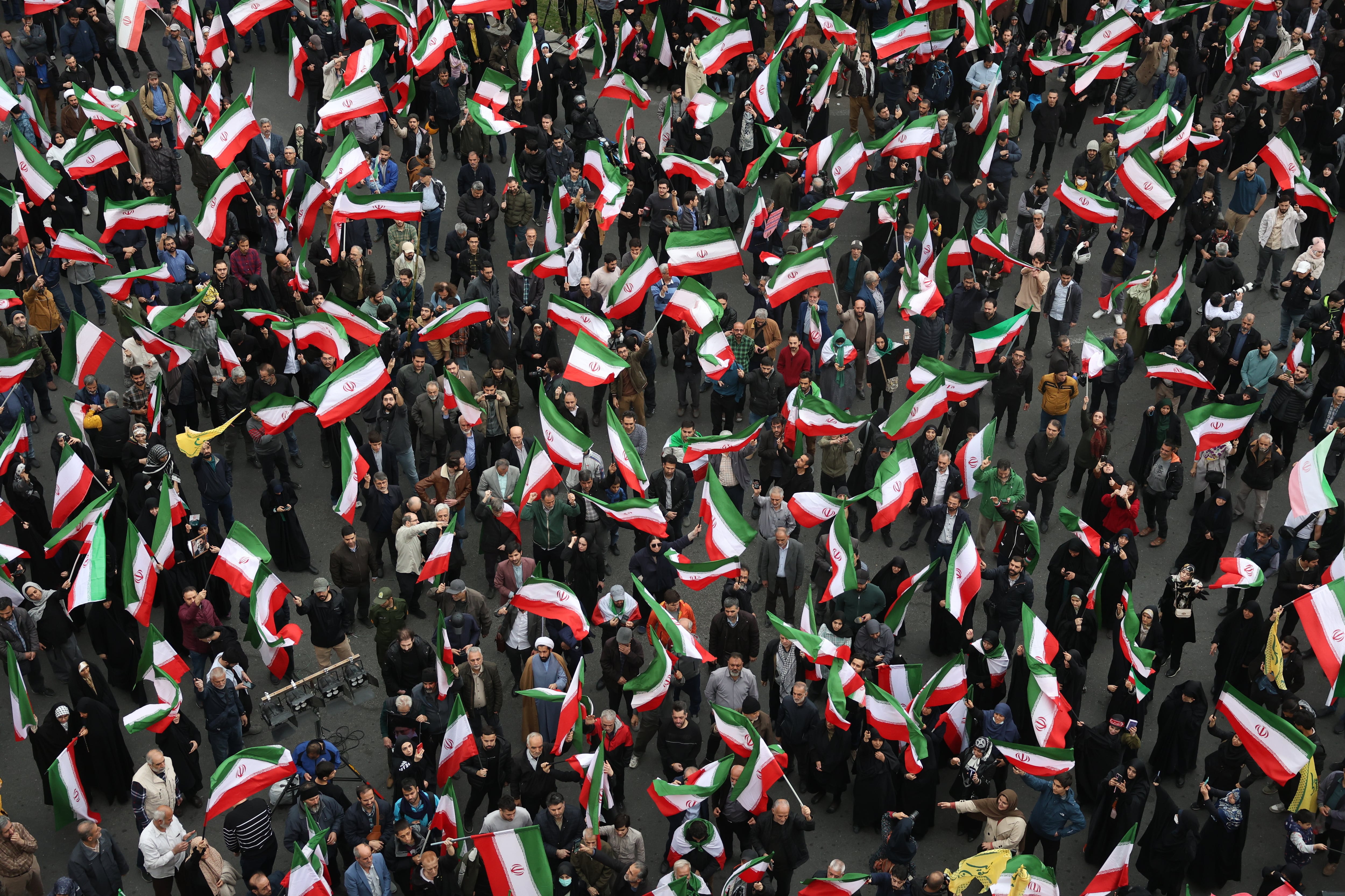 FOTODELDÍA Teherán (Irán), 28/02/2026.- Iraníes se congregan durante las protestas contra Estados Unidos e Israel en Teherán, Irán, este sábado. Una operación militar conjunta israelí-estadounidense tuvo como blanco varios puntos de Irán en la madrugada del 28 de febrero de 2026. EFE/ Abedin Taherkenareh