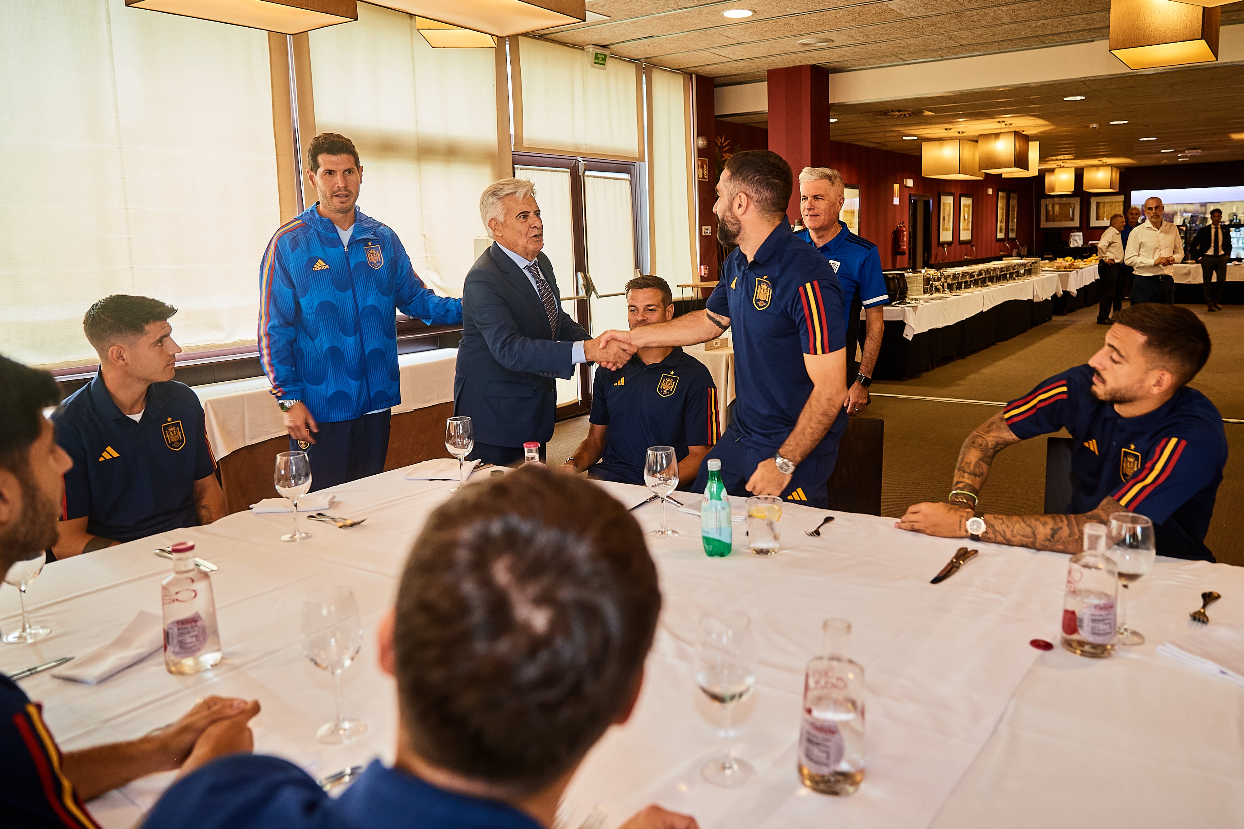 Pedro Rocha, presidente en funciones de la Real Federación Española de Fútbol (RFEF), saluda a los jugadores de la selección española