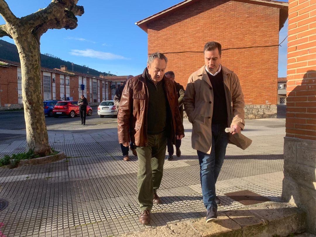 El concejal de Obras Públicas, Olmo Ron, recorre junto a Herminio Torre (presidente vecinal) uno de los patios interiores del poblado.  