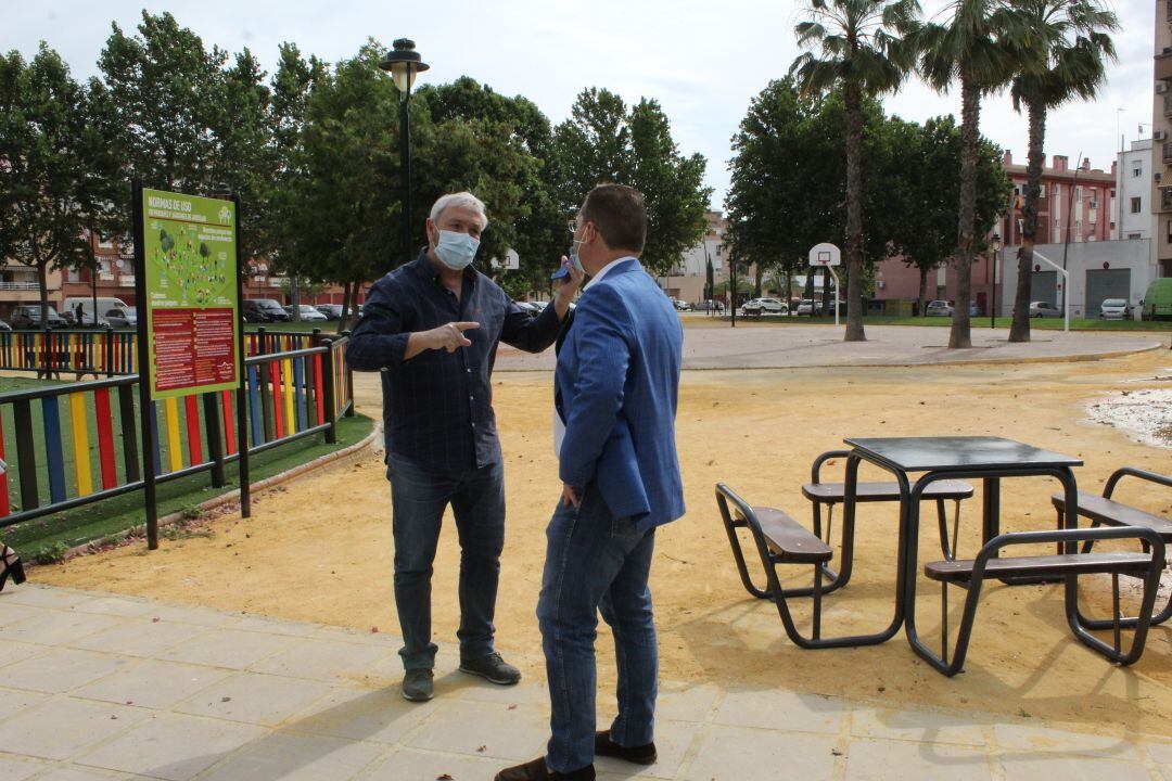 Lucas García y Francisco Huertas visitando las reformas llevadas a cabo en el Parque de San Eufrasio.