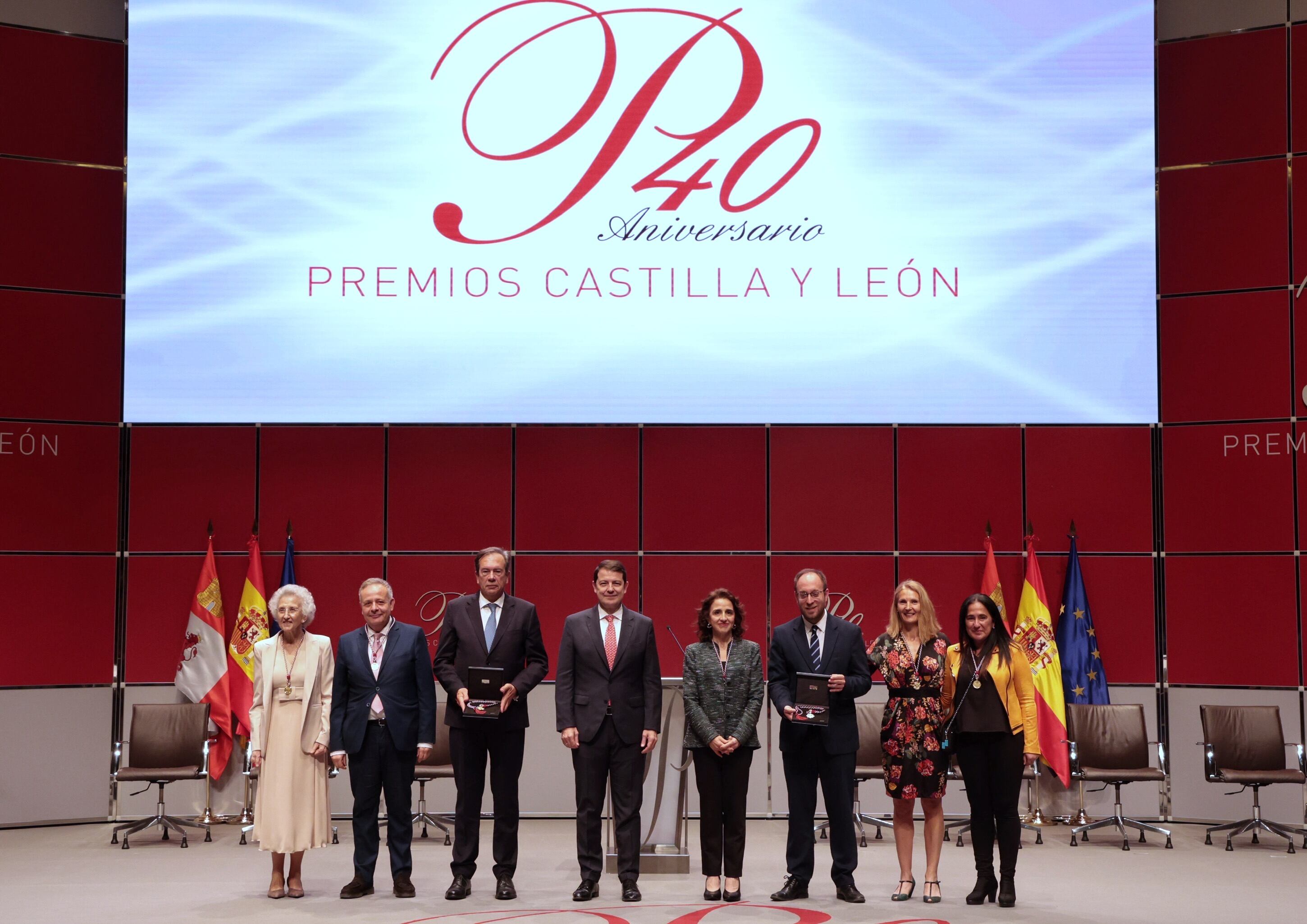 Foto de familia de los premiados en la 40.ª edición de los Premios Castilla y León con el presidente de la Junta, Alfonso FernándezcMañueco