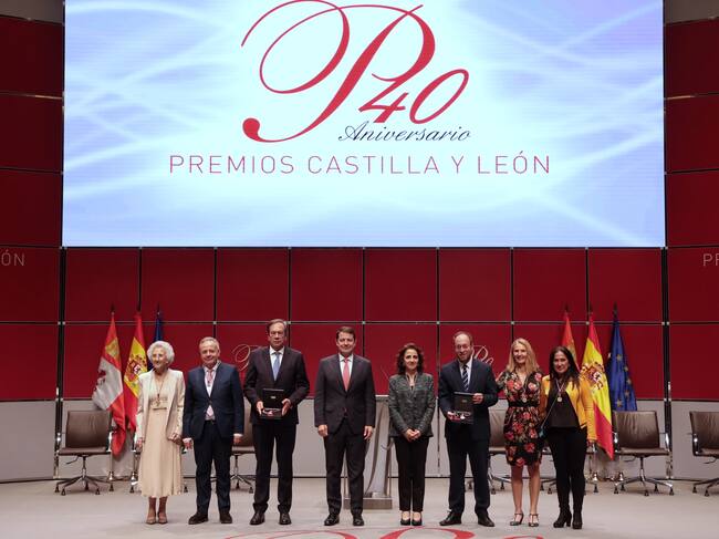 Foto de familia de los premiados en la 40.ª edición de los Premios Castilla y León con el presidente de la Junta, Alfonso FernándezcMañueco