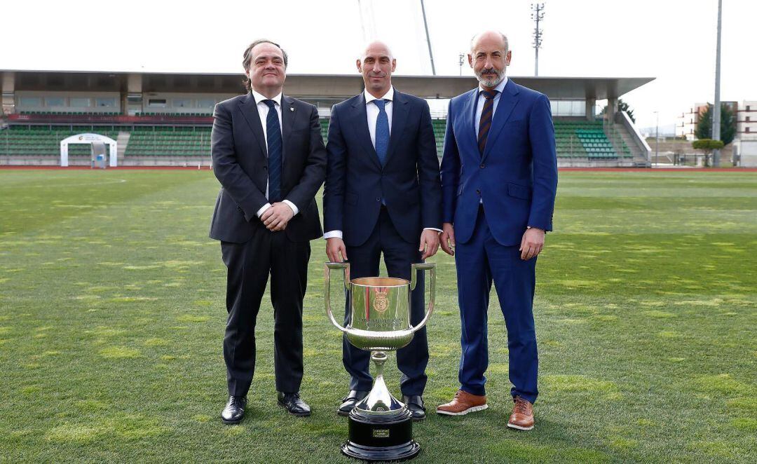 Aperribay posa en Las Rozas con Rubiales y Eleizegi
