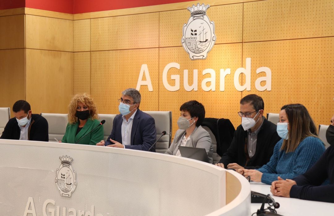 Antonio Lomba, alcalde de A Guarda (hablando por el micrófono) junto a la gerente del SEA y la alcaldesa de O Rosal.