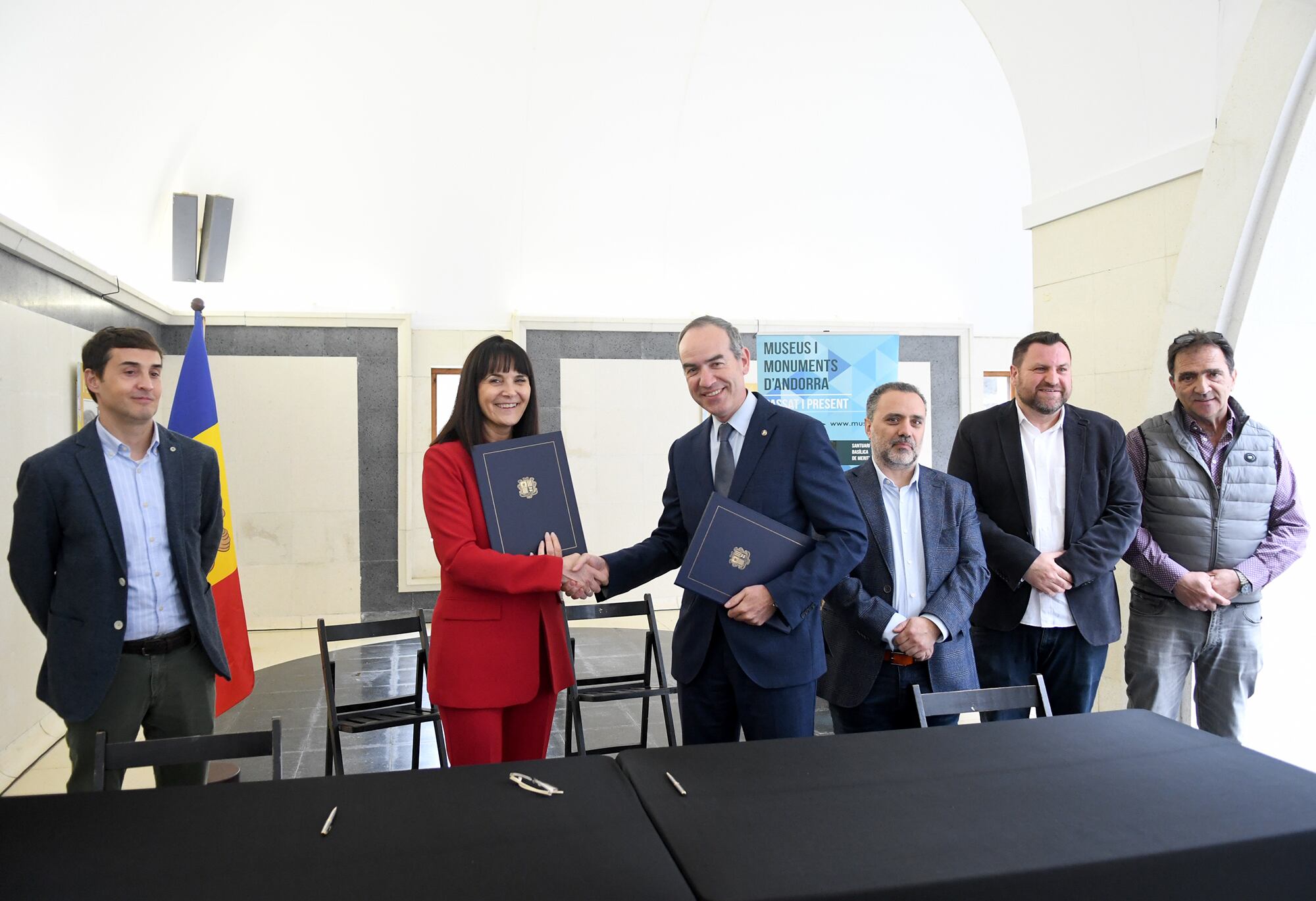 La ministra de Cultura, Mònica Bonell, i el cònsol major de Canillo, Jordi Alcobé, durant la signatura del conveni garantir el manteniment del Santuari de Meritxell