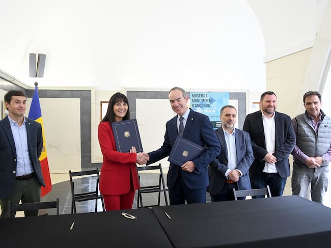 La ministra de Cultura, Mònica Bonell, i el cònsol major de Canillo, Jordi Alcobé, durant la signatura del conveni garantir el manteniment del Santuari de Meritxell