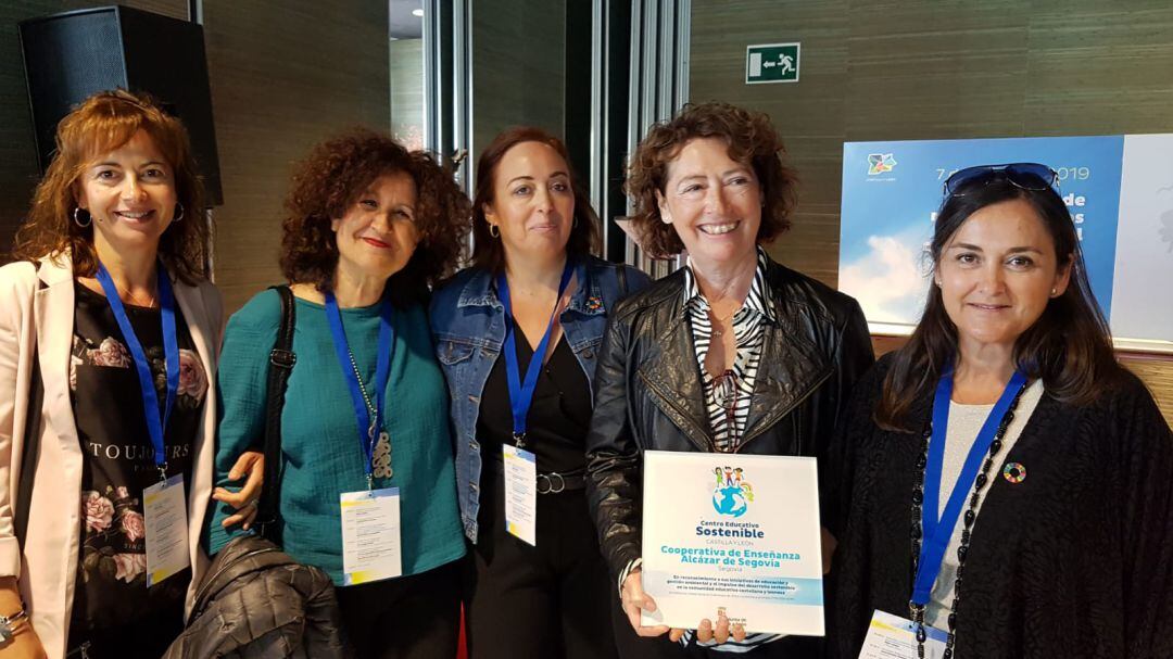 Equipo del Cooperativa Alcázar de Segovia con su reconocimiento otorgado por la Junta de Castilla y León