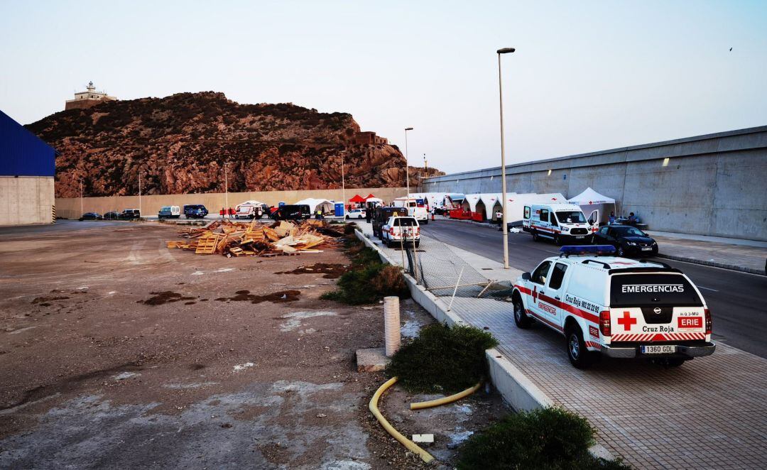 Imagen del dispositivo de Cruz Roja habilitado para recibir a los inmigrantes llegados en patera a la costa de la Región 