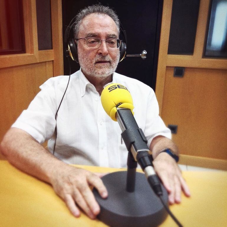 Vicente Palop, médico de familia, en los estudios de la Cadena SER Valencia.