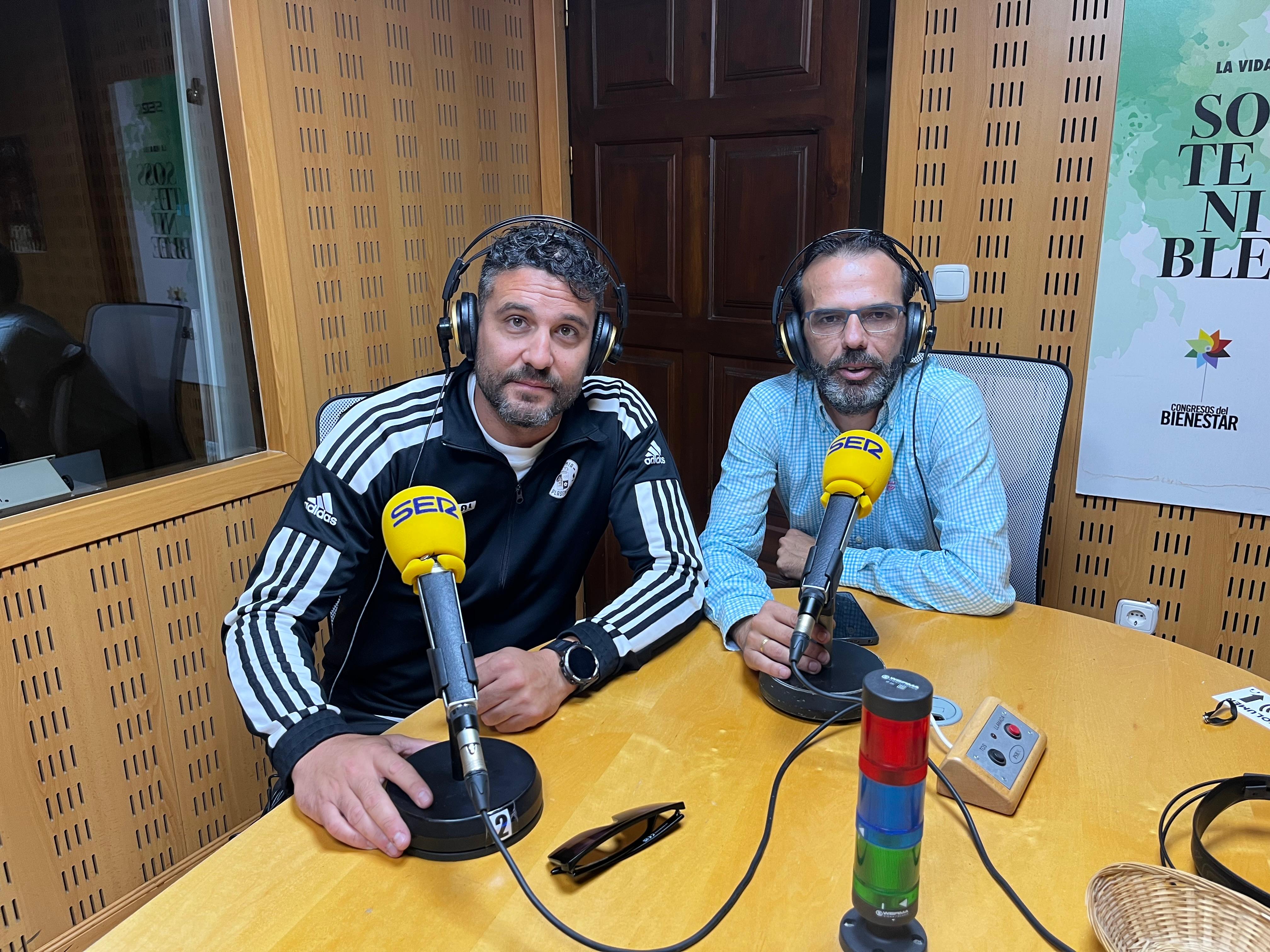 La leyenda del club, Luismi Álvarez (dcha) y David Llorente, presidente del club, en los estudios de la Cadena SER en Plasencia