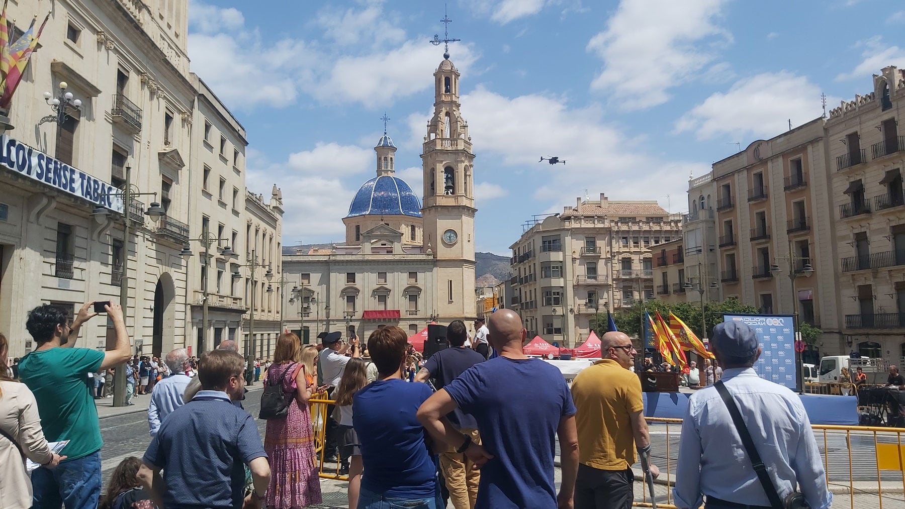 Un dron de la Policía Nacional sobrevolando la Plaza de España