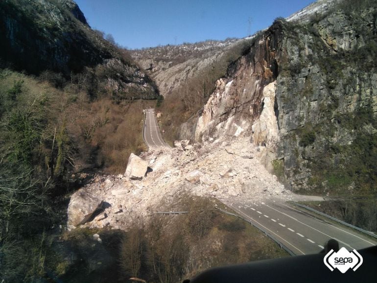 Vista áerea del desprndiemiento a la altura de Anzó facilitada por el Servicio de Emergencias del Principado.