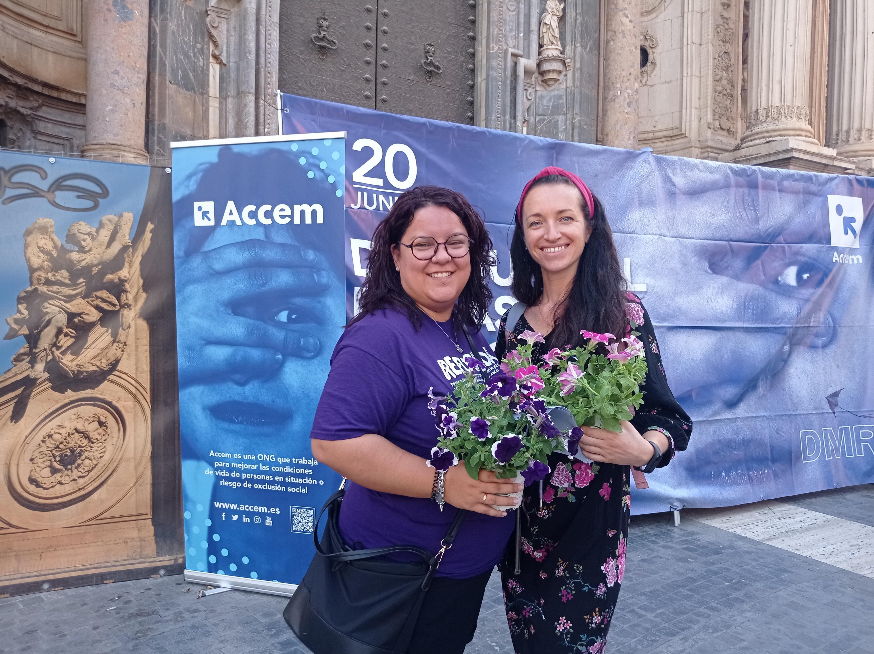 Victoria junto a una voluntaria de Accem