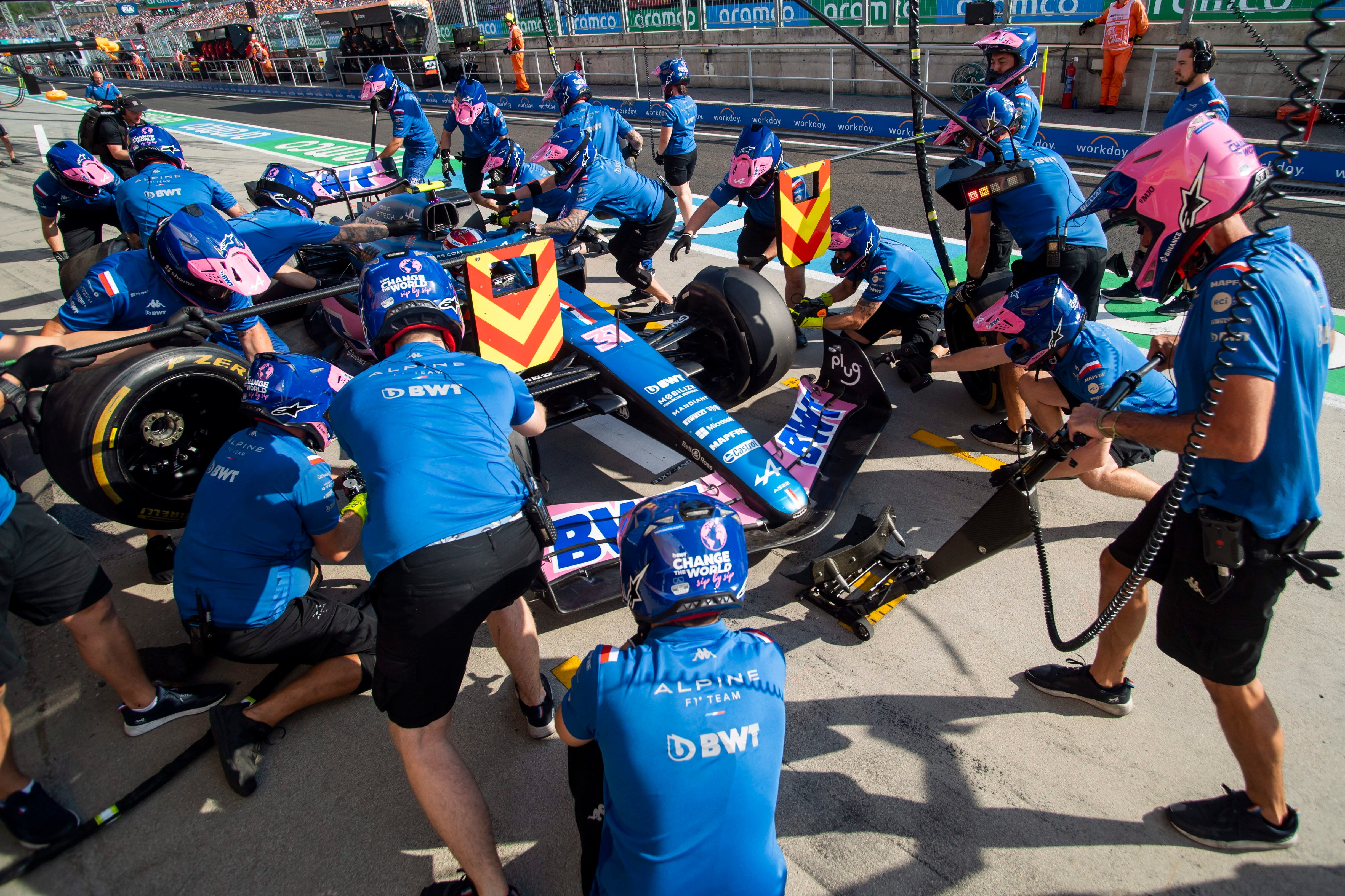 El Alpine de Esteban Ocon, en boxes