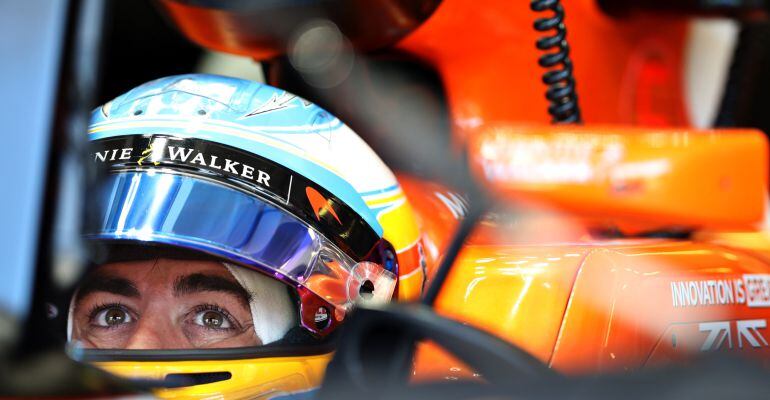 Fernando Alonso, en su box durante el Gran Premio de Hungría