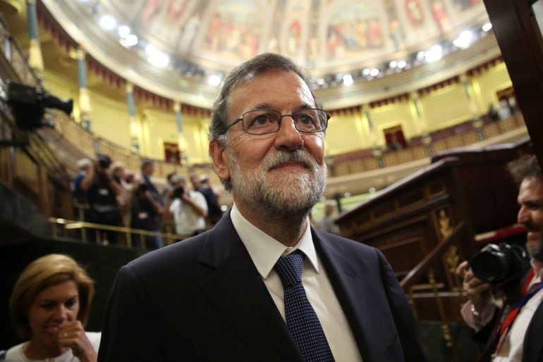 El presidente del Gobierno, Mariano Rajoy, abandona el Congreso tras el debate de la moción de censura 