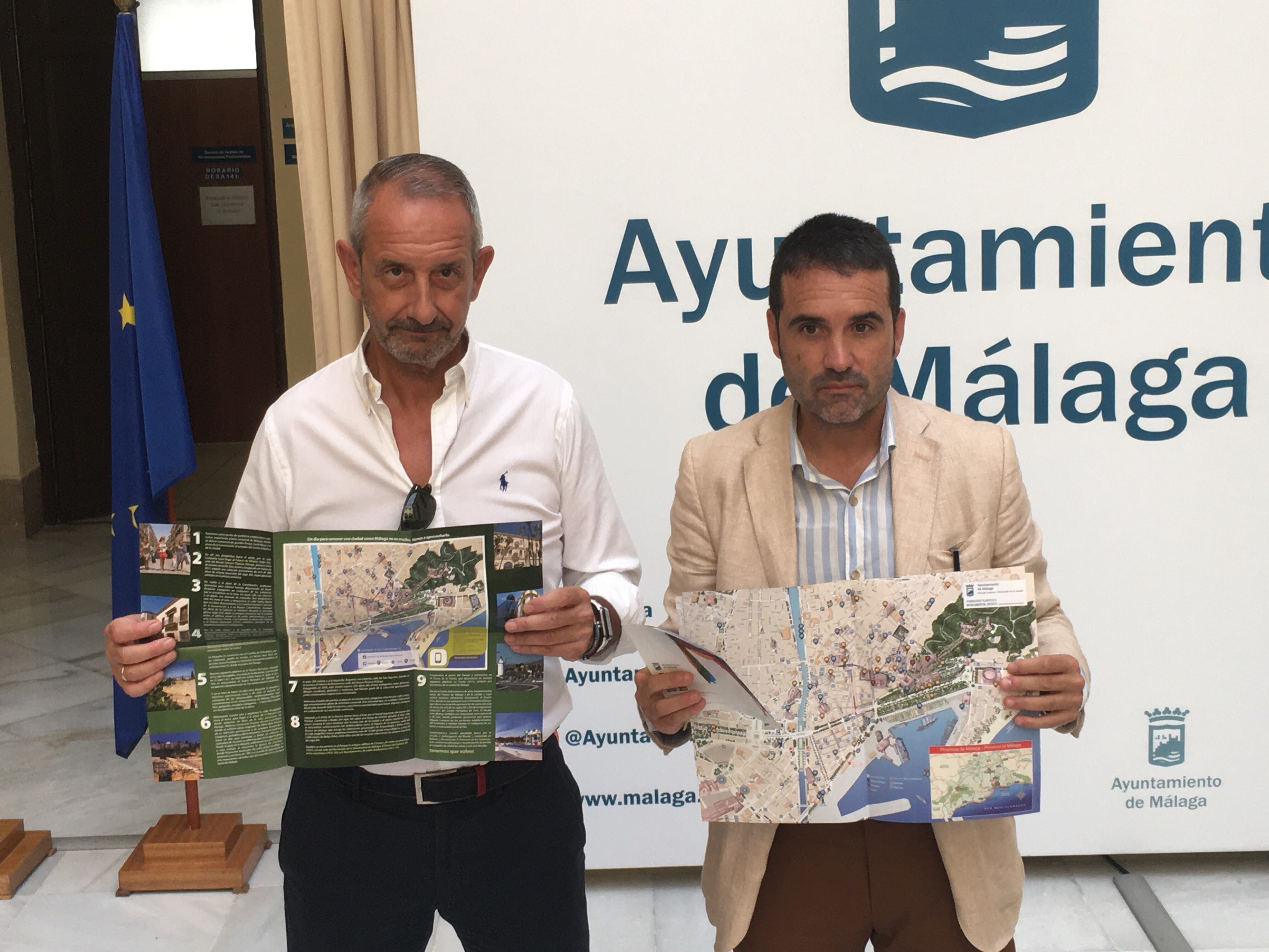 Francisco Moro, vicepresidente de Aehcos, y Jacobo Florido, concejal de turismo, con el nuevo material informativo para la promoción de Málaga durante la feria