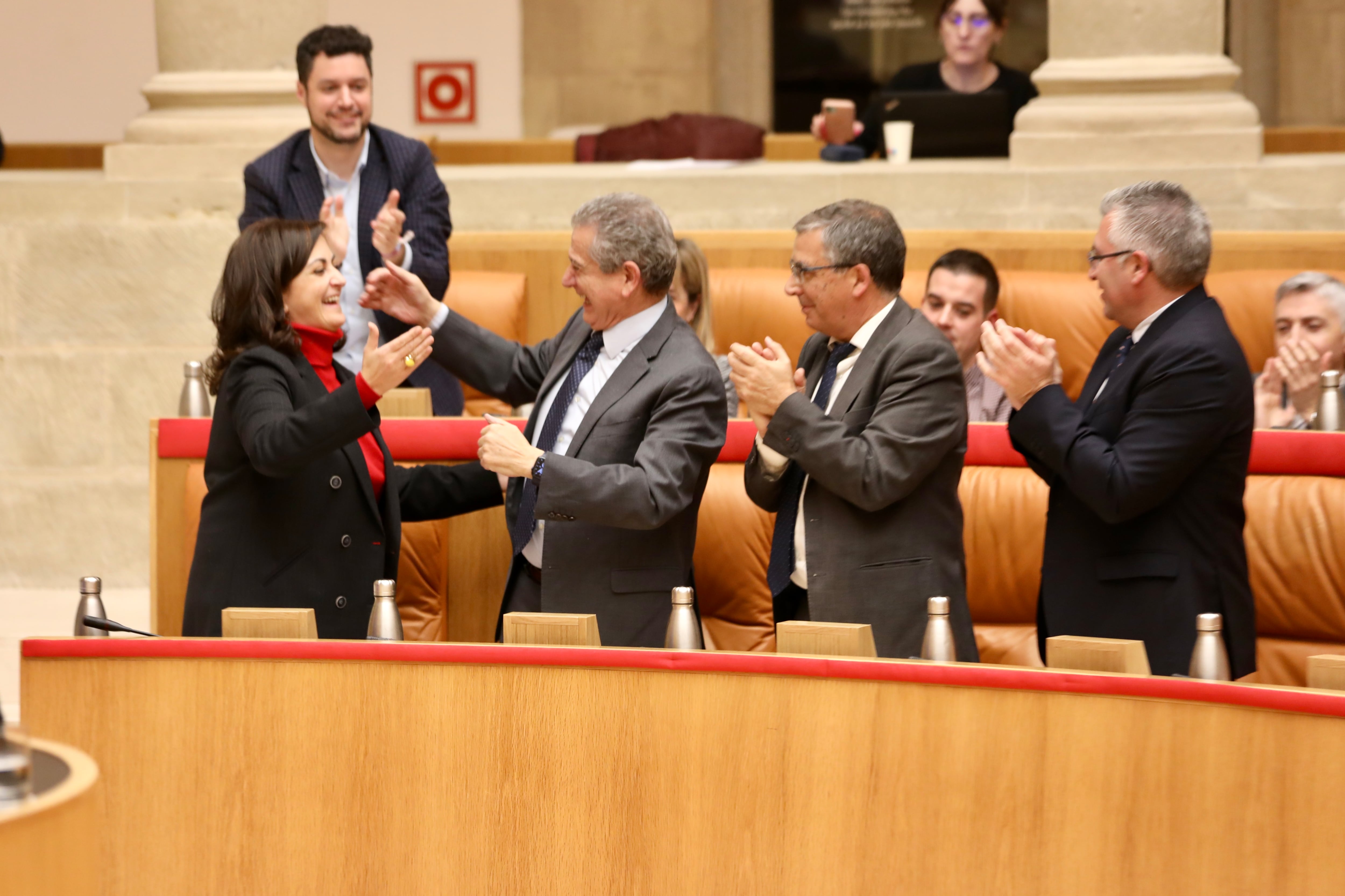 La presidenta de La Rioja, Concha Andreu, celebra con el consejero de Hacienda, Celso González, la aprobación de los presupuestos de la comunidad para 2023.