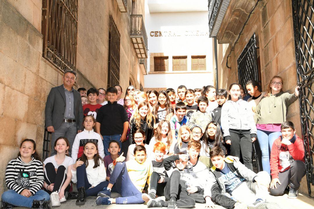 Alumnos de 6º de Primaria del CEIP Vicente Tena tras la presentación de su proyecto.