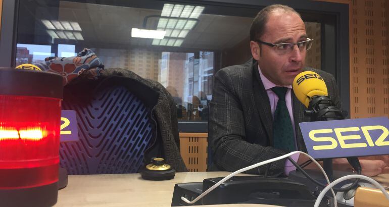 El presidente de la asociación Hoteles de Valladolid, durante la entrevista en los estudios de la SER