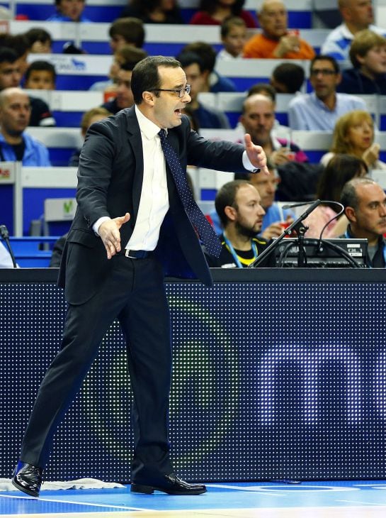 GRA244. MADRID, 06/12/2015.- El entrenador de Movistar Estudiantes, Diego Ocampo, da instrucciones durante el partido de la 9ª jornada de la Liga ACB de baloncesto disputado esta tarde en el Palacio de los Deportes de Madrid. EFE/J.P.Gandul