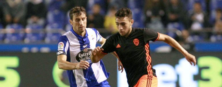 El defensa del Valencia CF Munir El Haddadi se escapa de Pedro Mosquera