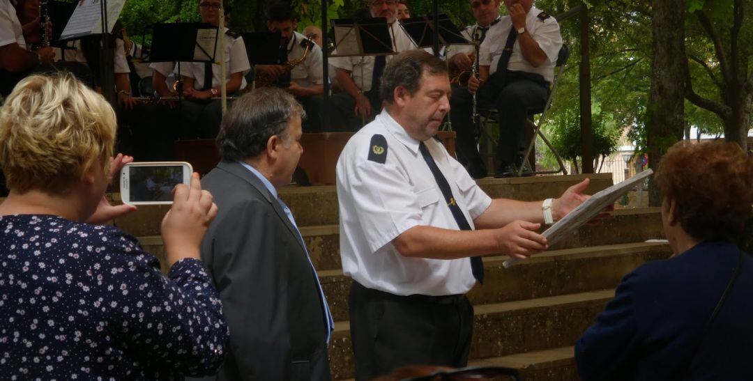 Mart&iacute;n Morales recibe un detalle durante uno de los conciertos de la Banda de M&uacute;sica de Baeza, la cual dirig&iacute;a