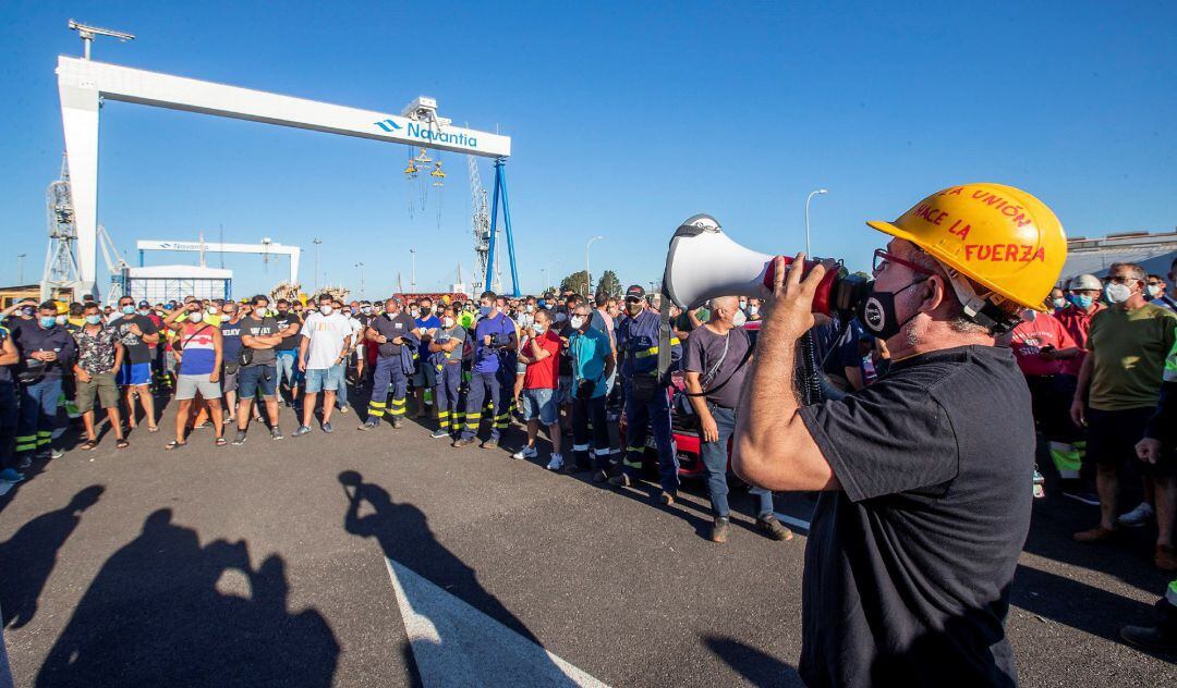 Trabajadores de la industria auxiliar del metal en el Astillero de Navantia en Puerto Real (Cádiz) durante la jornada de movilizaciones 