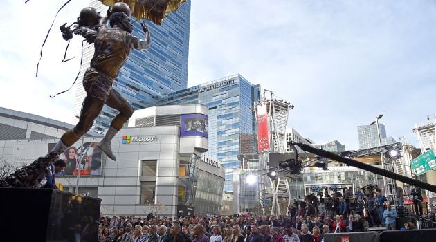 El día de la inauguración de la estatua de Elgin Baylor a las afueras del Staples Center