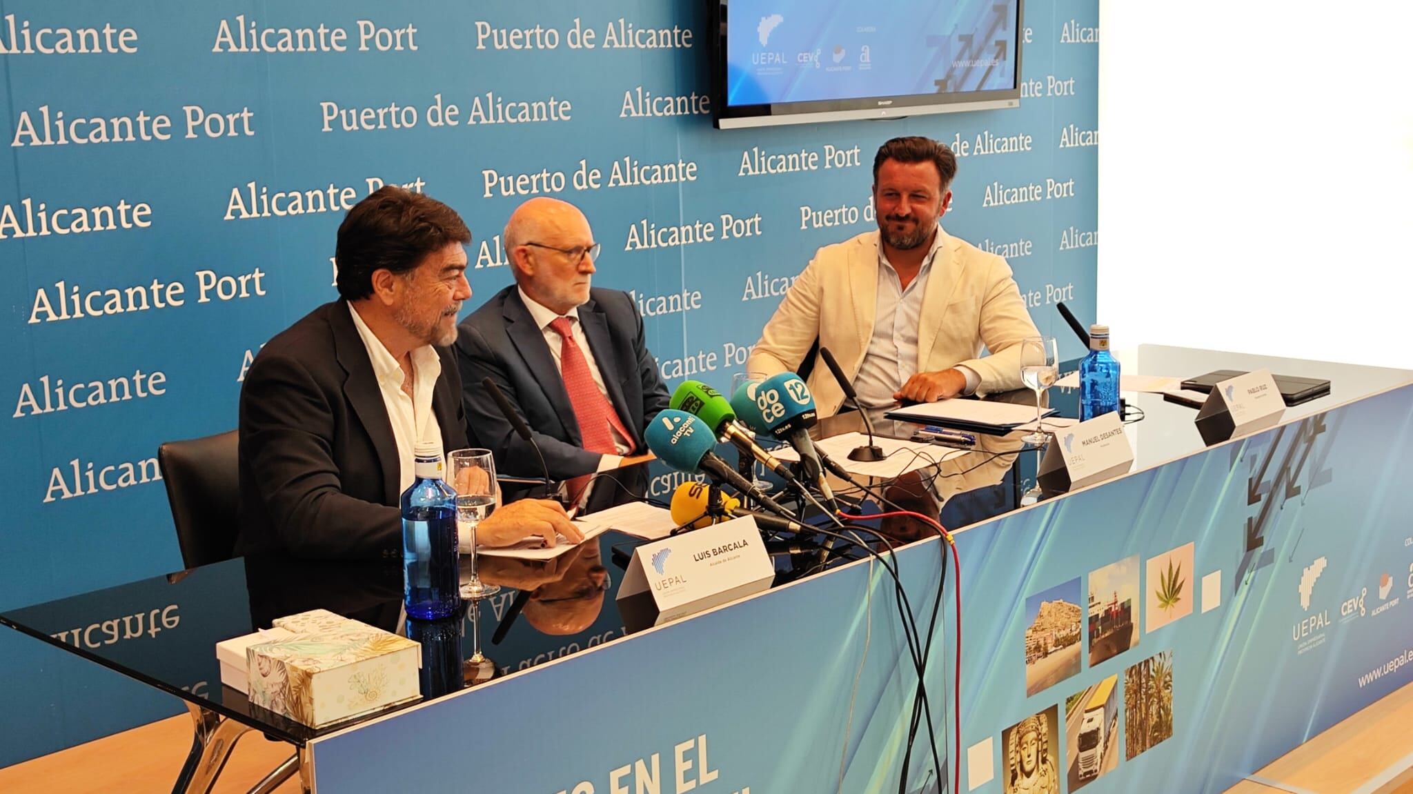 El alcalde de Alicante, Luis Barcala, el moderador de la jornada, Manuel Desantes, y el primer edil de Elche, Pablo Ruz, durante la jornada sobre el área funcional Alicante - Elche