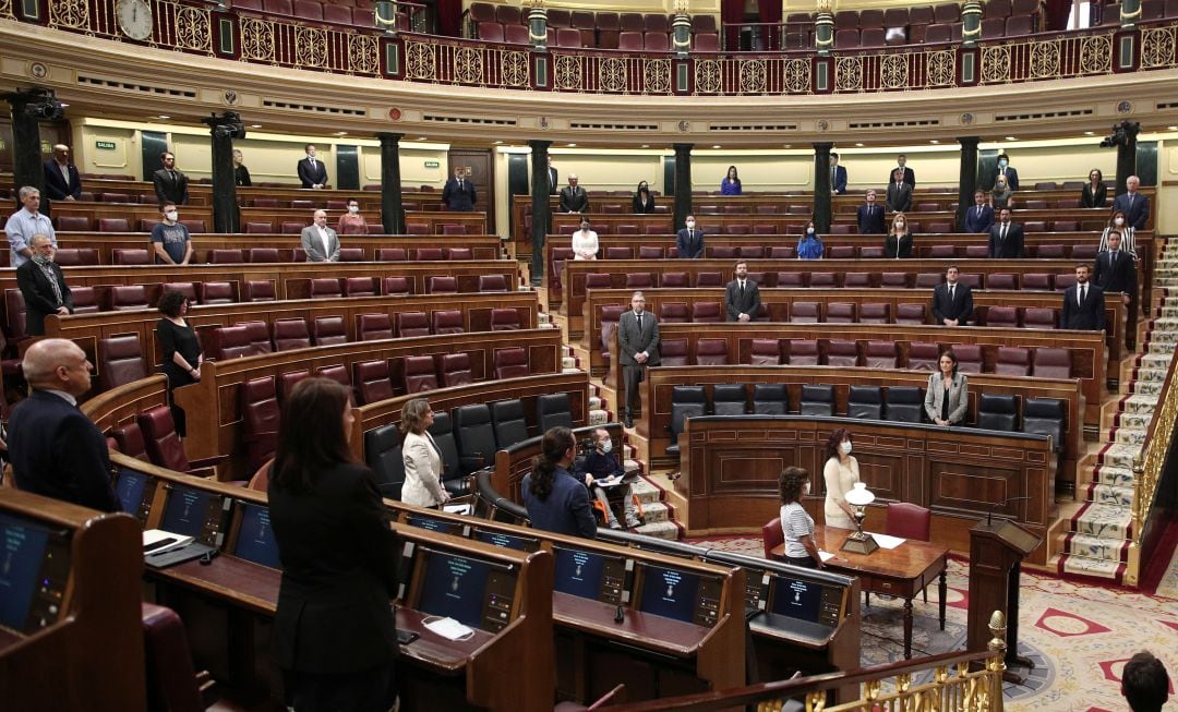 Los diputados durante el minuto de silencio por las vícitmas del COVID-19 en el Congreso