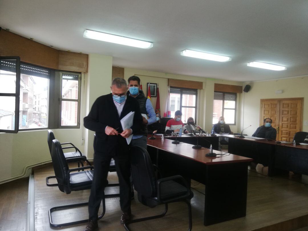 Momento en el que el portavoz del PP, Adolfo Canedo es expulsado del pleno y abandona la sesión junto a sus concejales