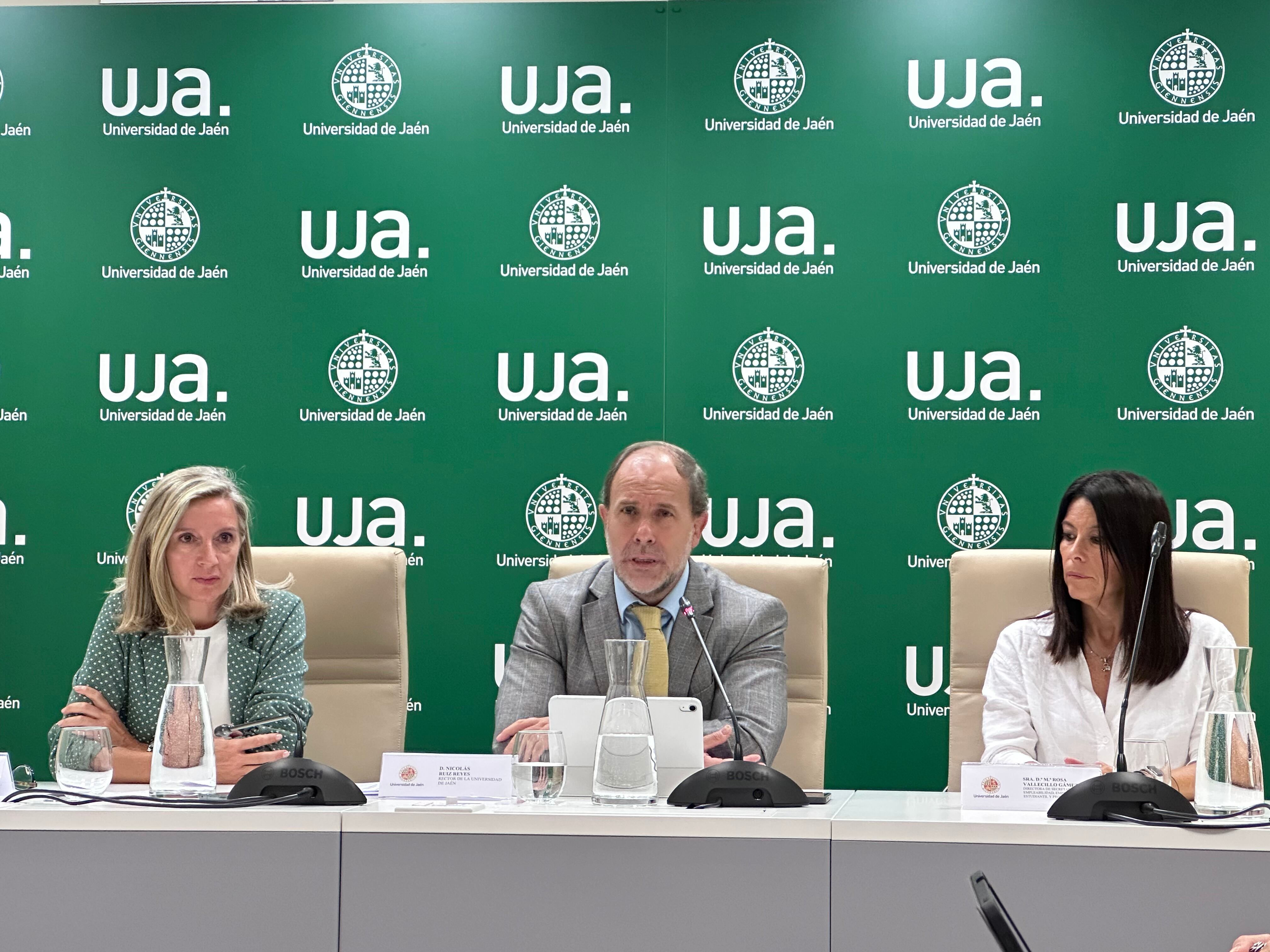 El rector de la UJA, Nicolás Ruiz, presenta el informe de empleabilidad.