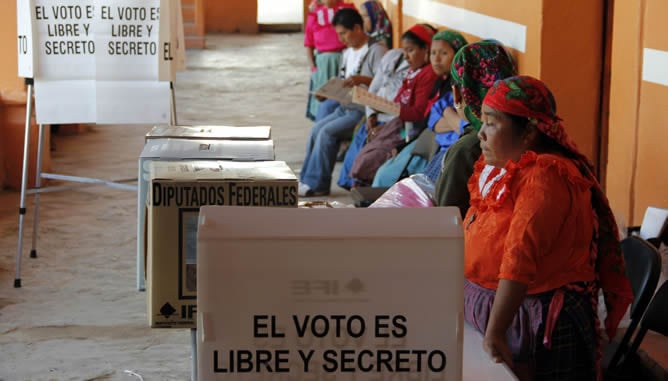 Varias mujeres esperan el momento para votar en San Bartolome Quialana, a las afueras de Oaxaca