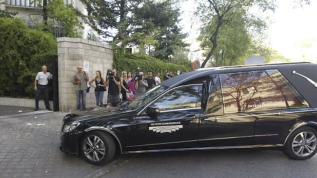 Los restos mortales de Isidoro Álvarez son trasladados a la Fundación Ramón Areces donde quedará instalada la capilla ardiente