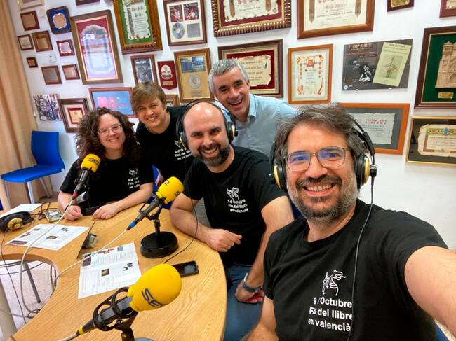 Els quatre llibreters abans de l'entrevista en Ràdio Alcoi