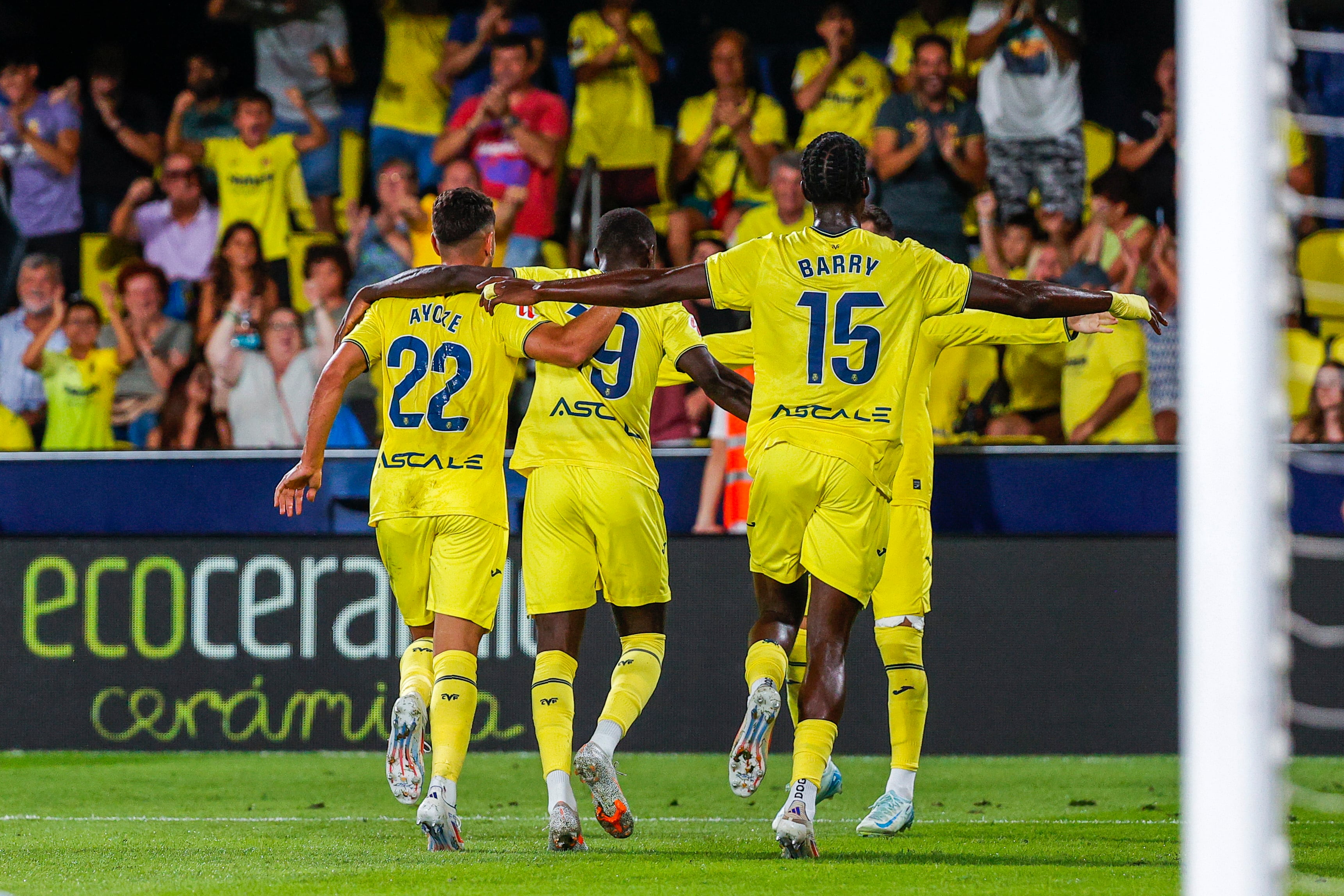 VILLARREAL (CASTELLÓN), 26/08/2024.- El delantero del Villarreal Ayoze Pérez (i) celebra con sus compañeros tras marcar el tercer gol ante el Celta, durante el partido de Liga en Primera División que Villarreal CF y Celta de Vigo disputan este lunes en el estadio de La Cerámica. EFE/Manuel Bruque
