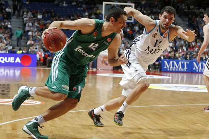 El ala-pívor del Real Madrid Nikola Mirotic intenta arrebatar el balón al jugador del Panathinaikos Kostas Tsartsaris durante el partido de la duodécima jornada de Euroliga