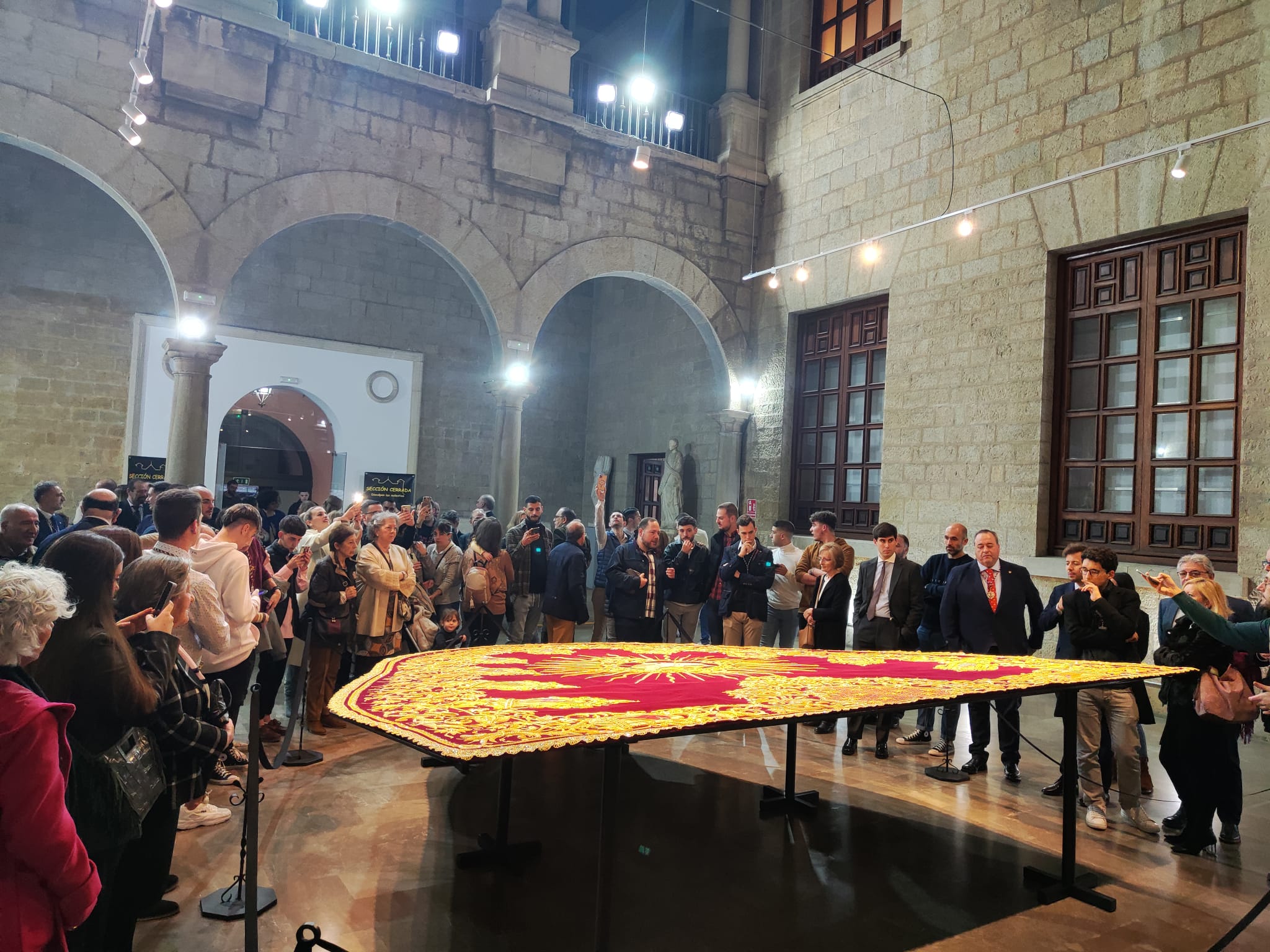 Presentación al público del nuevo manto de María Santísima de Caridad y Consolación de la Santa Cena de Jaén