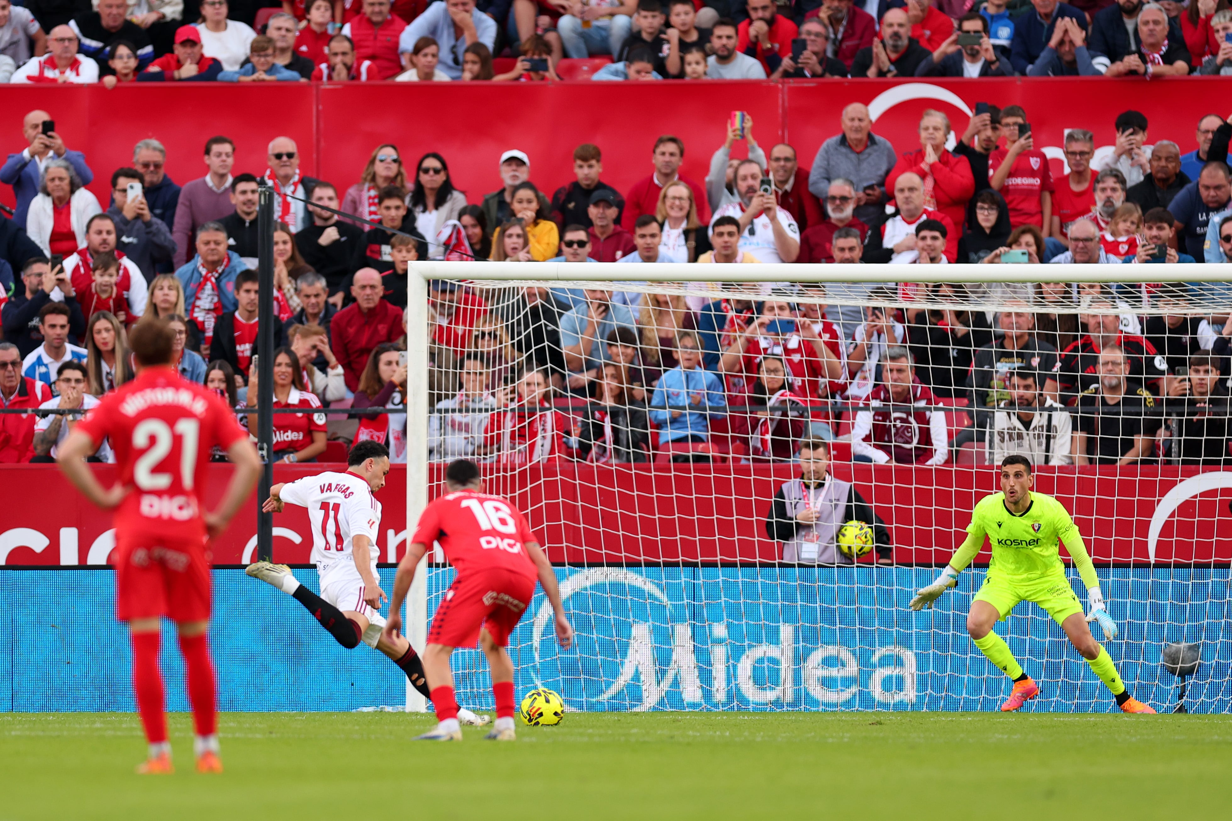 Vargas en el momento de lanzar el penalti a Herrera que le daría la victoria al Sevilla ante Osasuna 