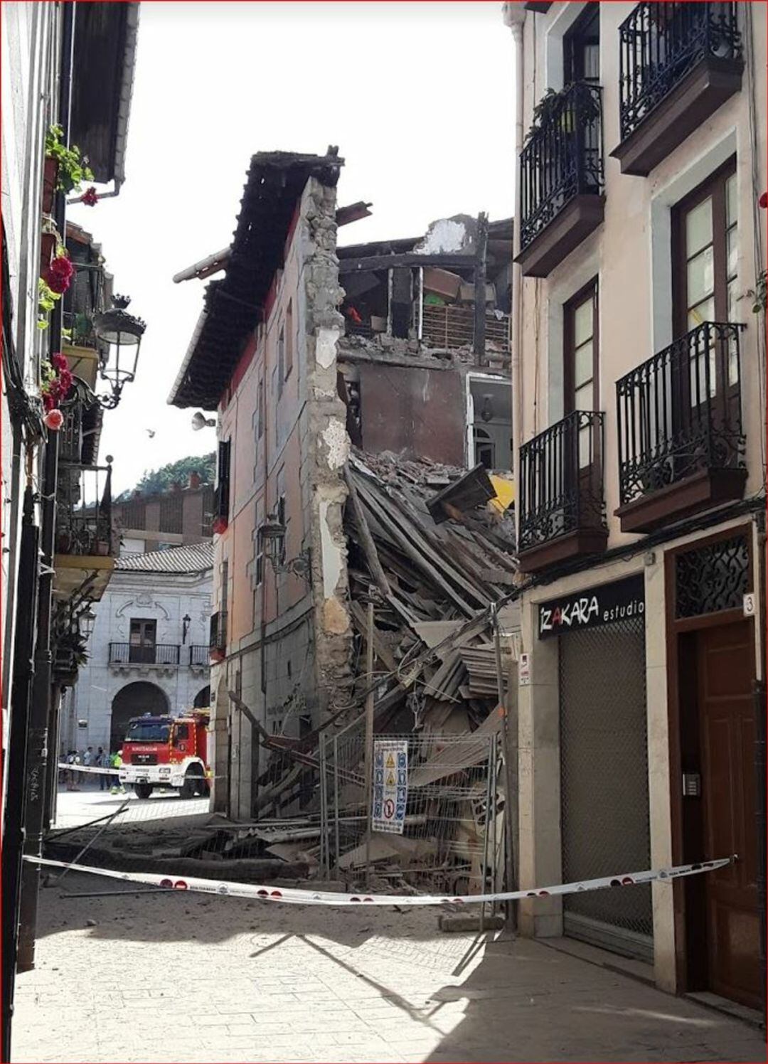 Imagen del edificio derrumbado en la calle San Bartolomé de Elgoibar