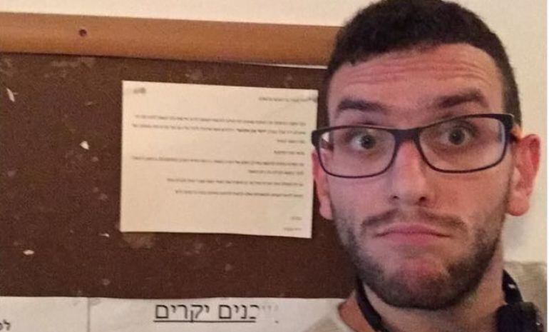 Ziyad posa con la nota de fondo en la que un vecino de su edificio "denuncia" que un árabe está viviendo en la finca