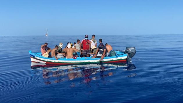 La barca con 16 varones migrantes, de entre ellos seis niños.